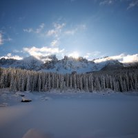 Lago di Carezza ghiacciato